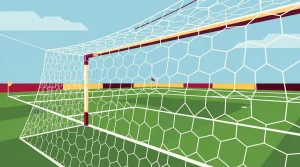 Fußballtor mit dichtem Netz auf dem grünen Spielfeld